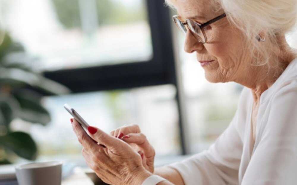 Телефоны для пожилых: лучшие «бабушкофоны» 2019 года